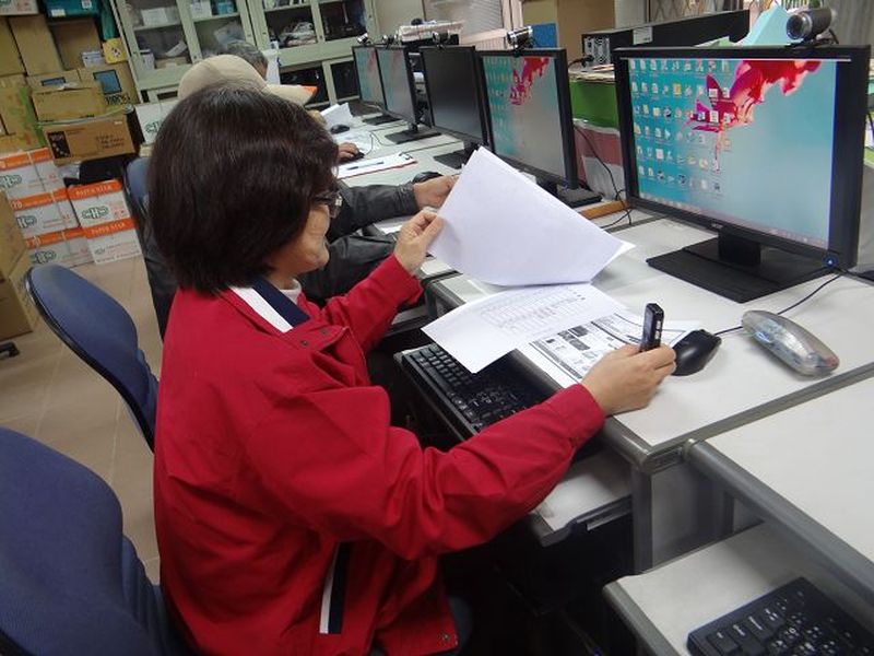 學員認真看著講義，解說網路的便利性及上網功能。