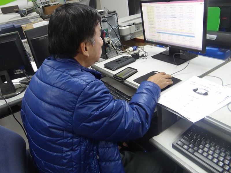 學員實作中，利用網路查詢資料。