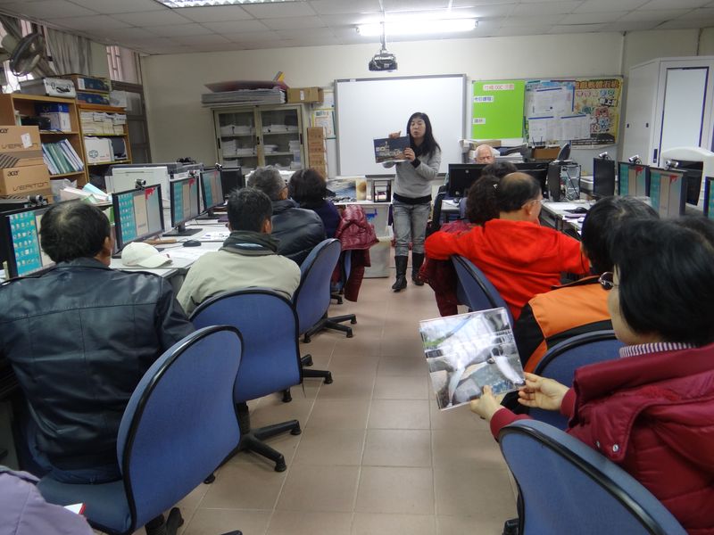 手機平板基礎班課程開始,講師授課中。