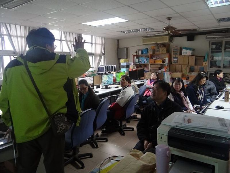 講師指導學員下載通訊軟體，並解說通訊軟體帶來的便利性。