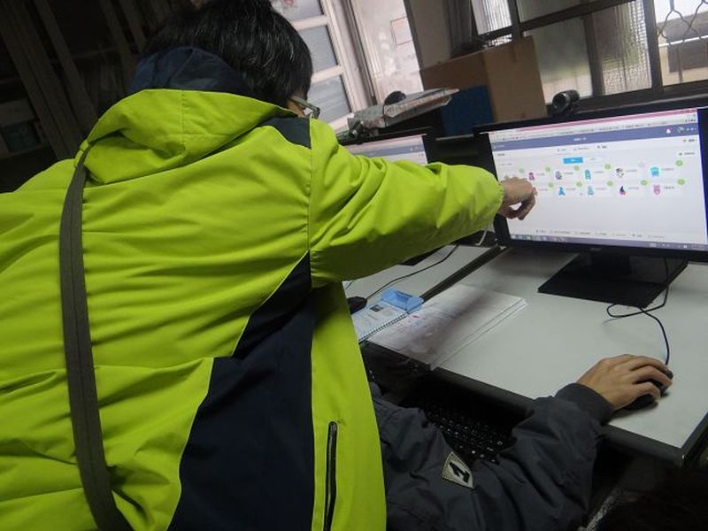 講師逐步講解，讓學員把line也能下載至電腦中，成功使用該軟體。