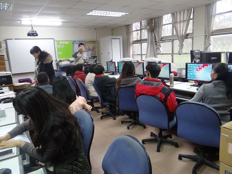 WORD文書處理班課程開始，學員們悉心聽課中。