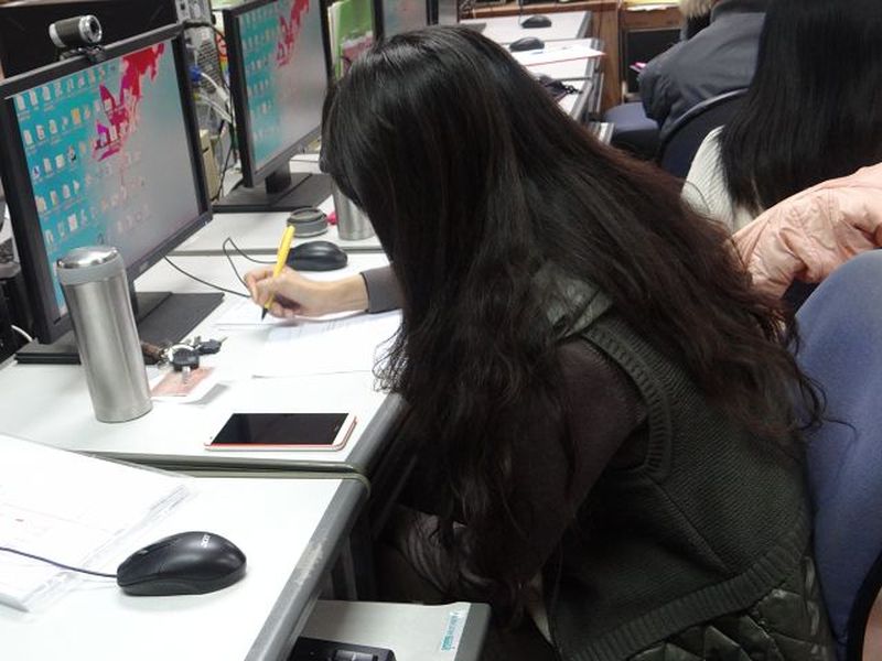 學員認真做筆記。