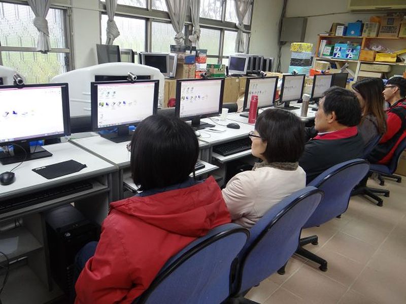 學員們悉心聽課中。