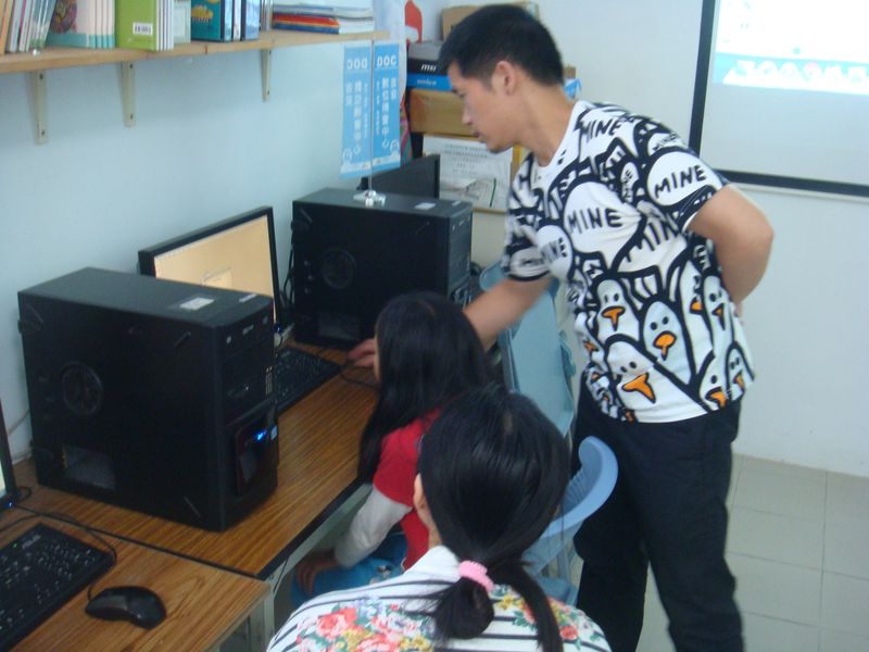 一對一協助學員解決問題