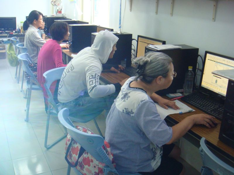 學員認真學習數位應用