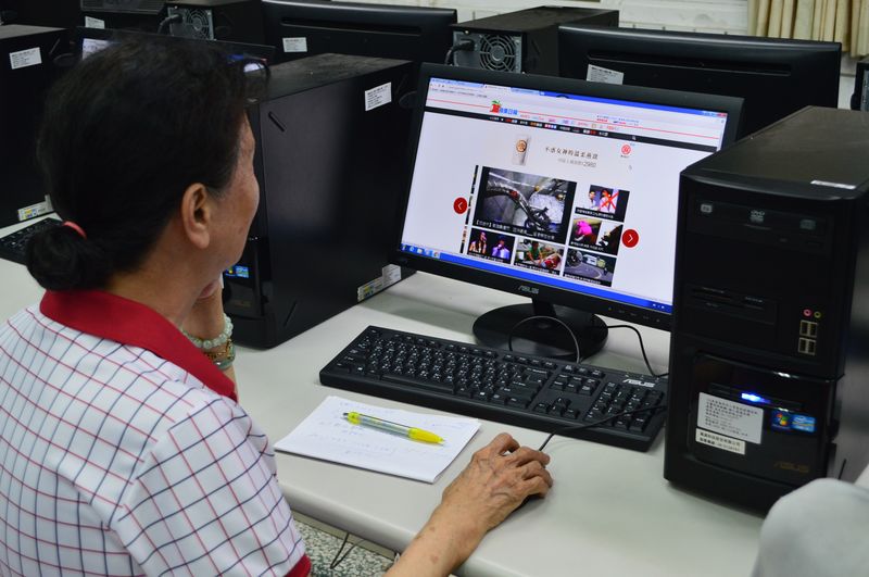 學員試著操作電腦