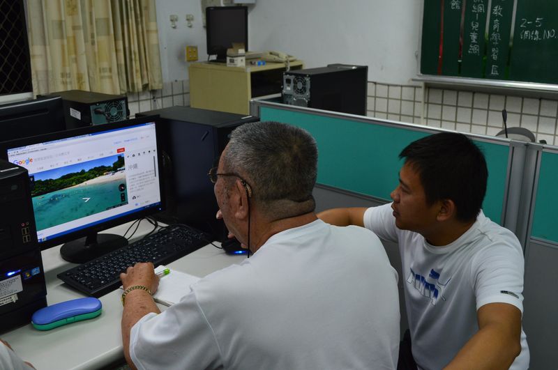 個別指導學員操作電腦