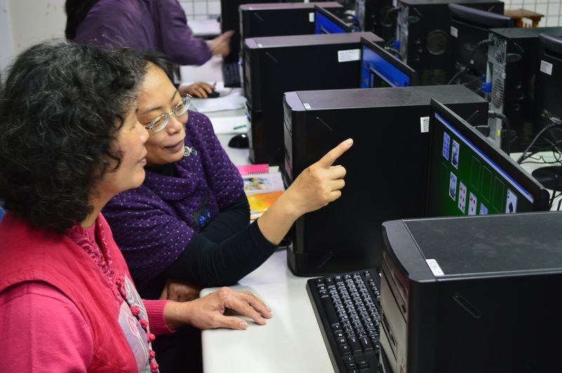 學員互相研究如何操作電腦