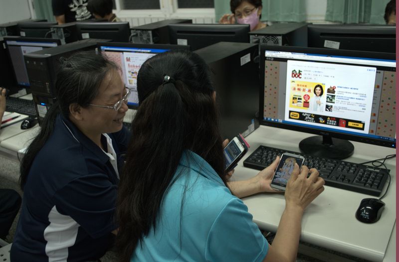 學員互相討論電腦問題