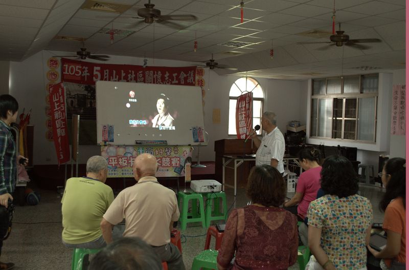 學員利用平板K歌