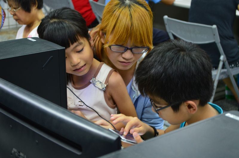 學員和小孩共學