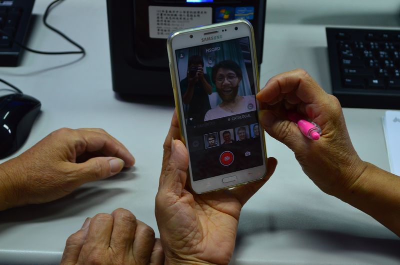 學員操作自己的手機拍照