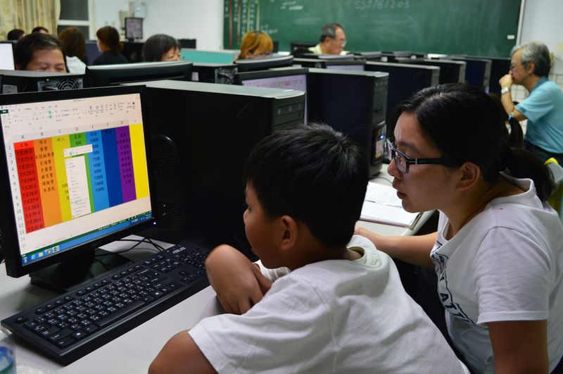 學員和小孩共學