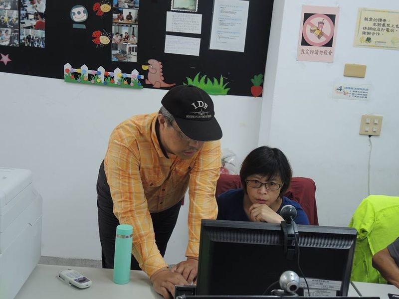 學員跟著老師的方式一步一腳印操作著電腦，整合Google雲端工具