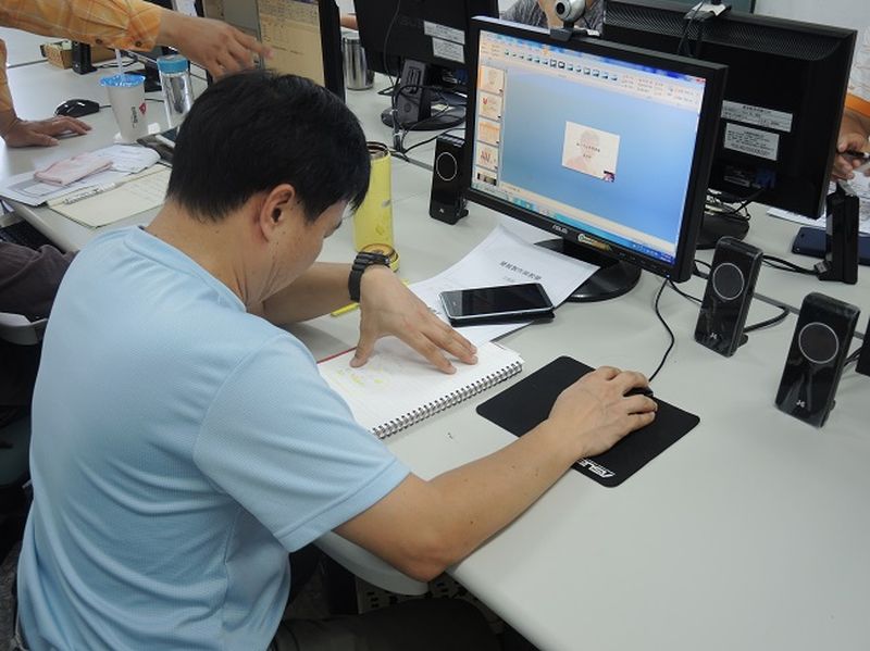 操作電腦善用著網路模板開始設計簡報