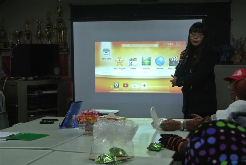 婦女學員多半沒有個人資訊設備，所以DOC提供電視棒讓電視可以變平板