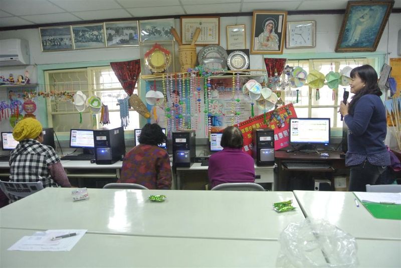 部分學員對電視棒有興趣，老師便教他們如何上網查詢購買