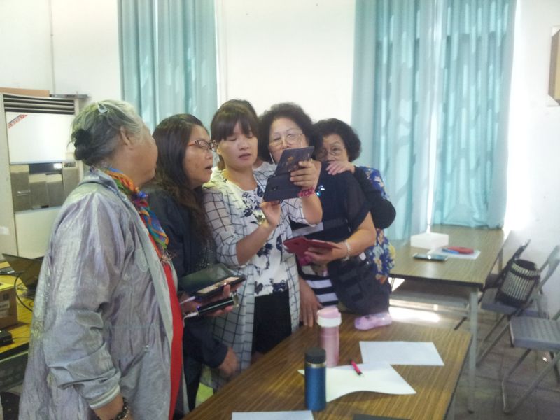 其中有設備故障，老師馬上排除，學員在旁邊學習