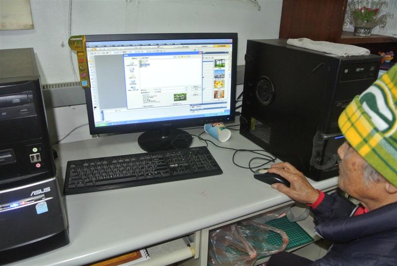 學員依照老師示範的動作實際演練