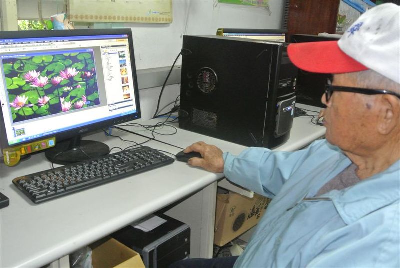 忘記帶照片的學員也用網路上的照片先作示範學習