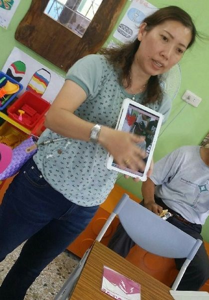 講師在課程中教學員如何操作平板電腦情形。