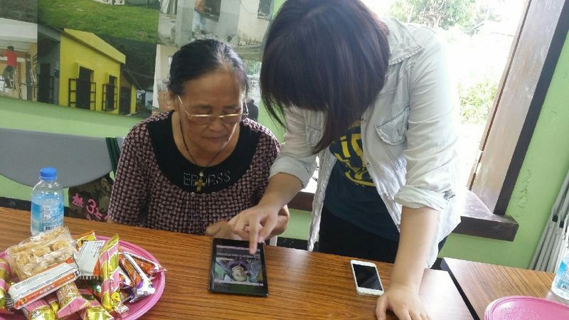 資訊志工協助學員平板操作