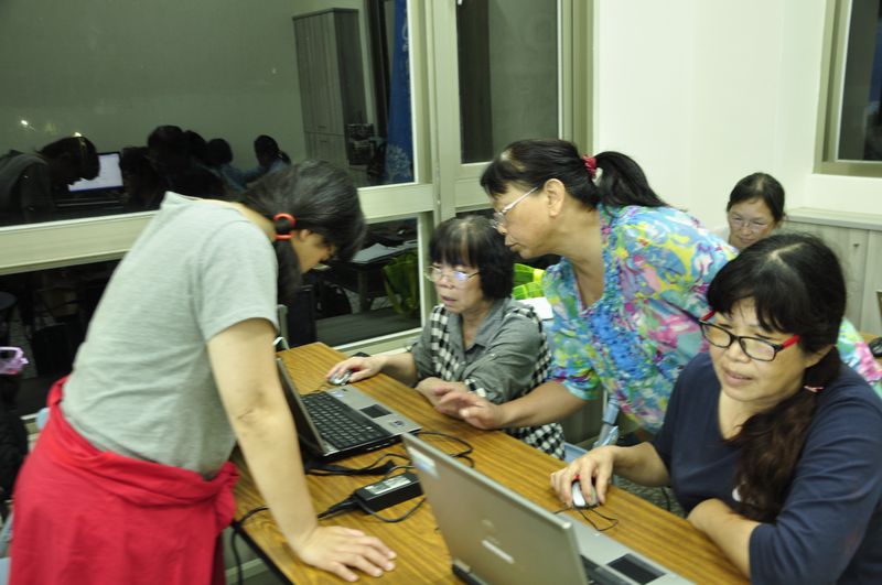 針對中高齡族群開設此刻成以體驗平板電腦之數位應用