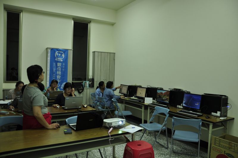 學員們親自操作電腦