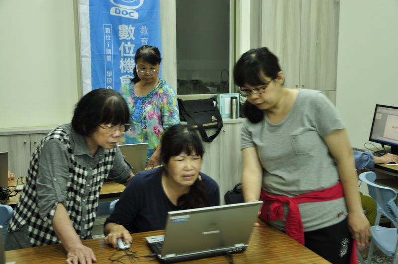 老師教學員們操作電腦基礎的使用