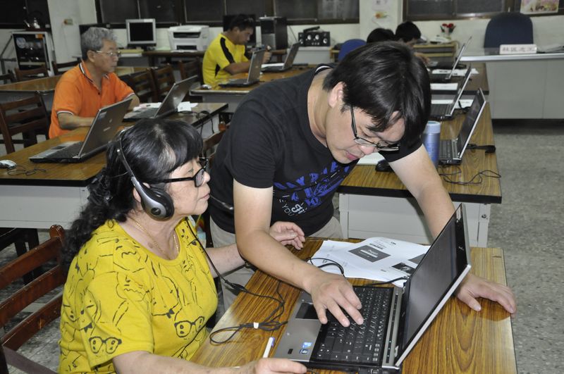 老師教學員們用基礎電腦