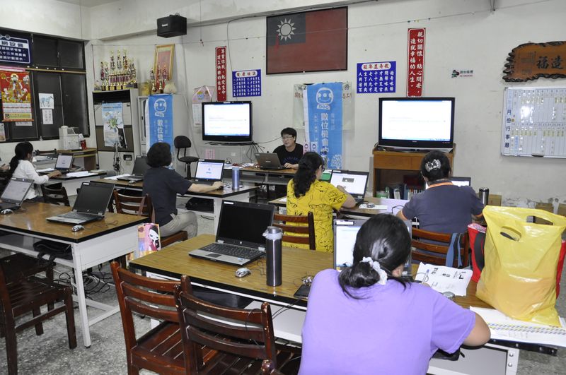 老師在教課學員們很認真聽課