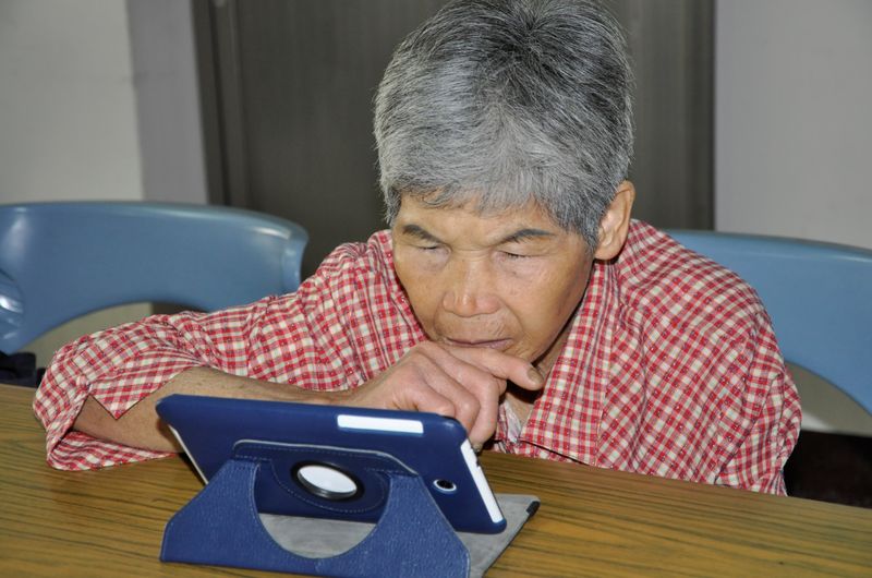 學員練習使用平板