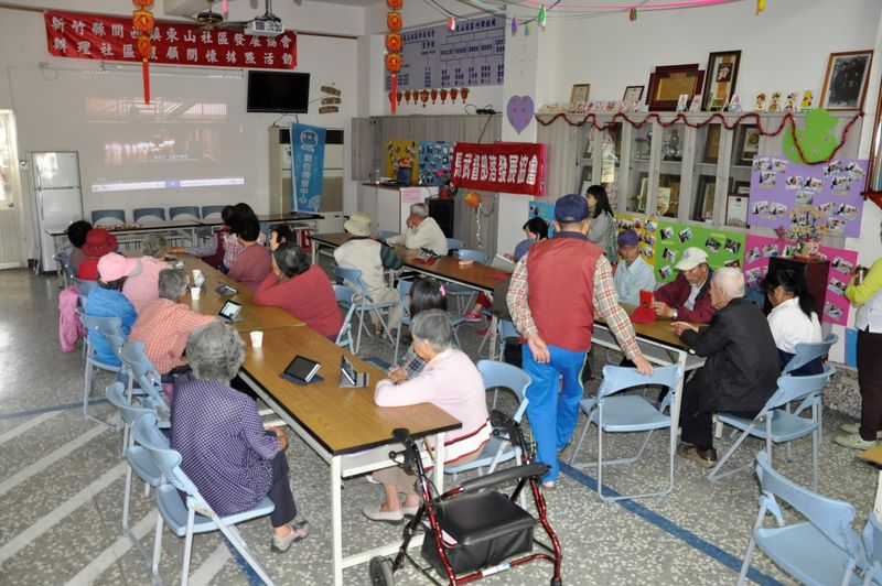 學員們平板基礎 YouTube看影片