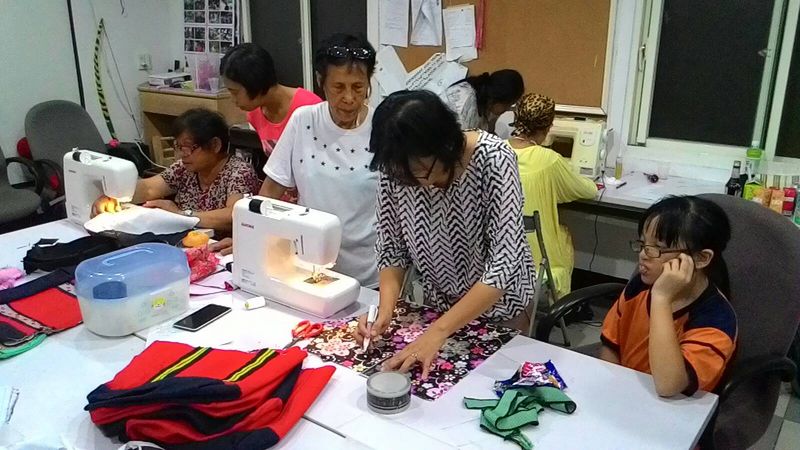 學員在跟老師學習做包包內裡