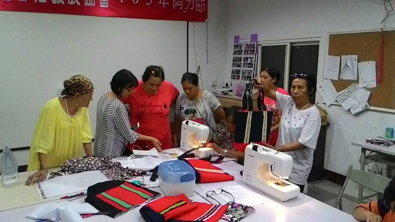 學員在聽老師縫紉包包解說