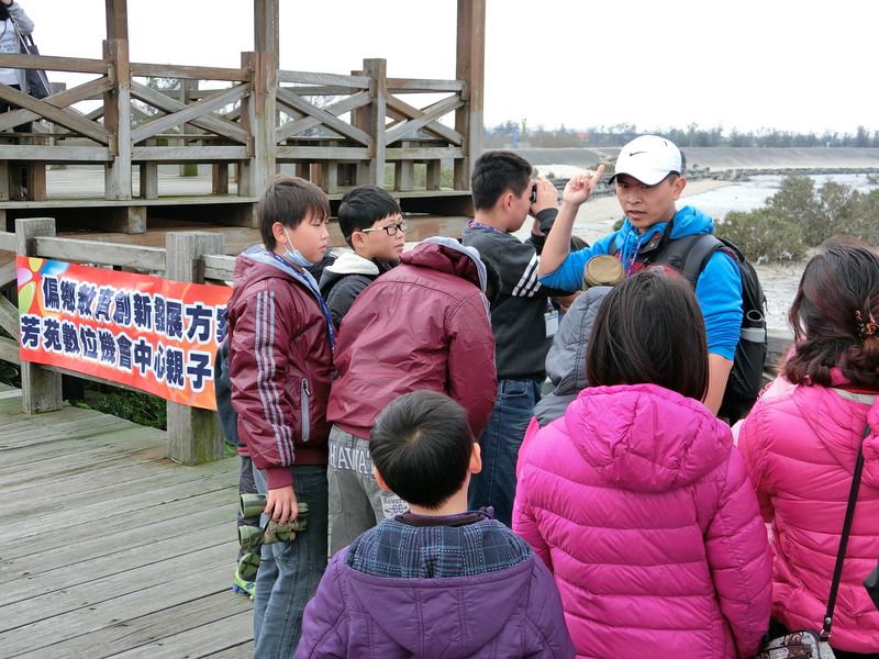 親子實地探訪芳苑溼地,進行鳥類資源調查及各項賞鳥、自然觀察活動