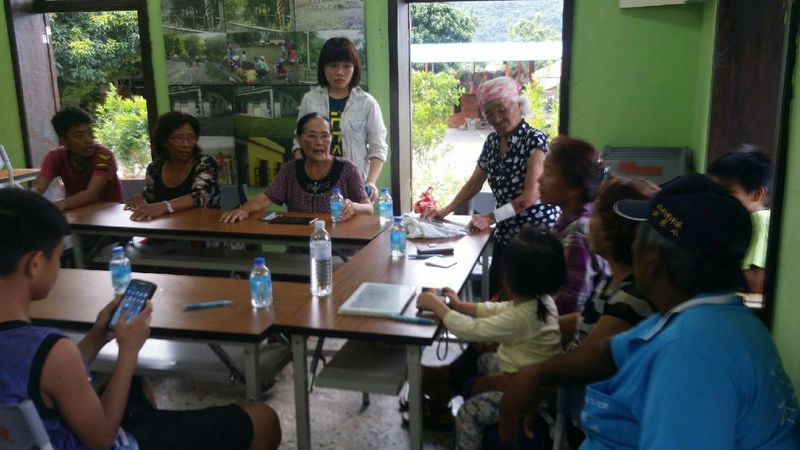 講師跟學員說明平板操作要領，並讓學員試著使用。