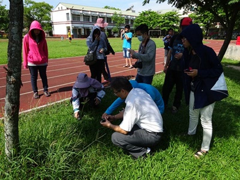 運用數位相機、手機或平板，進入社區，進行外拍教學