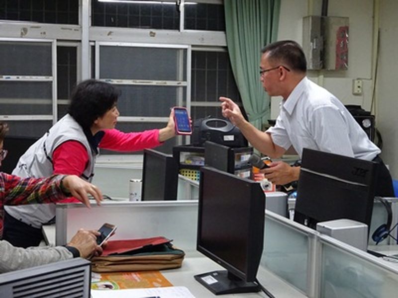 講師詳細的跟學員解說