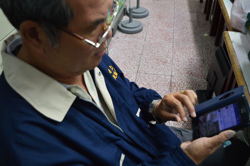 學員嘗試操作自己的手機