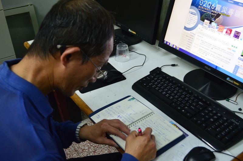 學員認真寫筆記