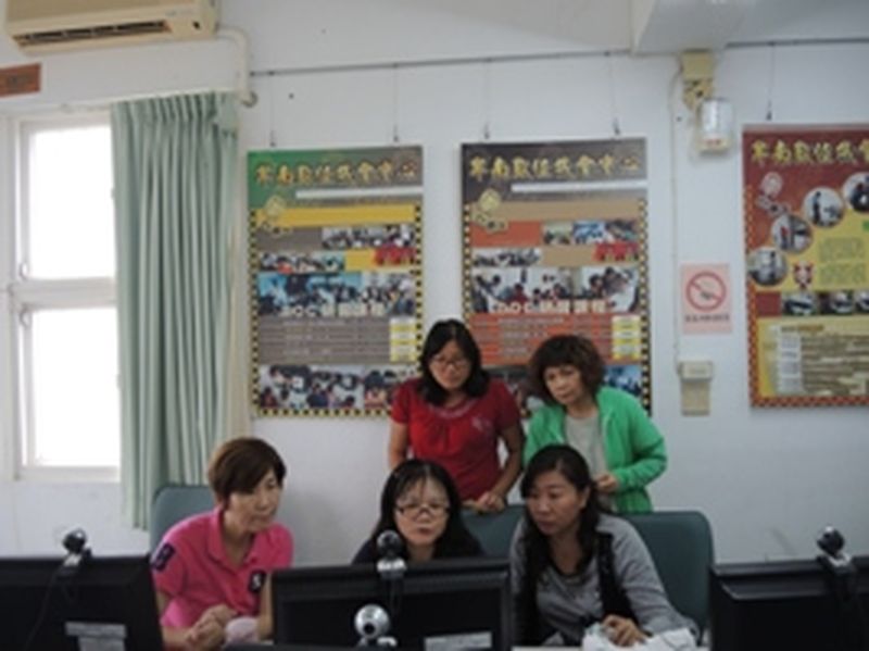為了讓學員了解稅務及扣稅問題，老師在電腦操作使學員更加清楚