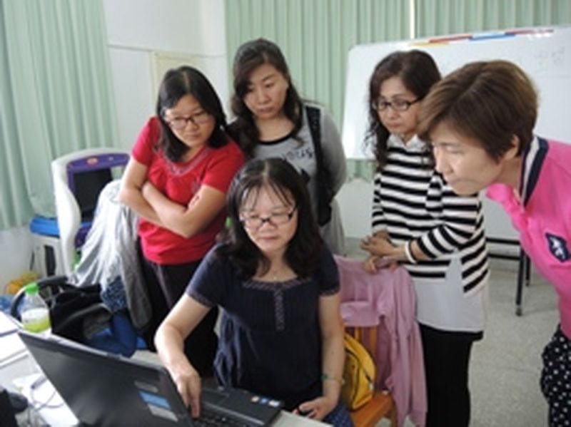 老師與學員互動討論如何使用健保卡報稅