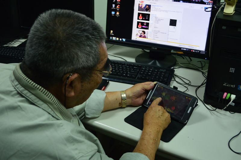 學員練習操作自己的手機