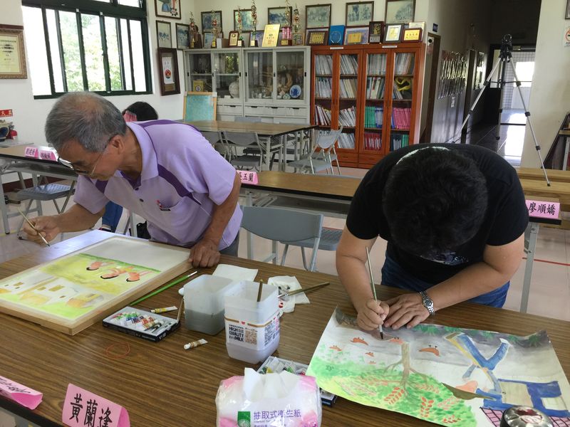 石墻庄居民參與人文繪本課程，畫出自己小時候的情景。