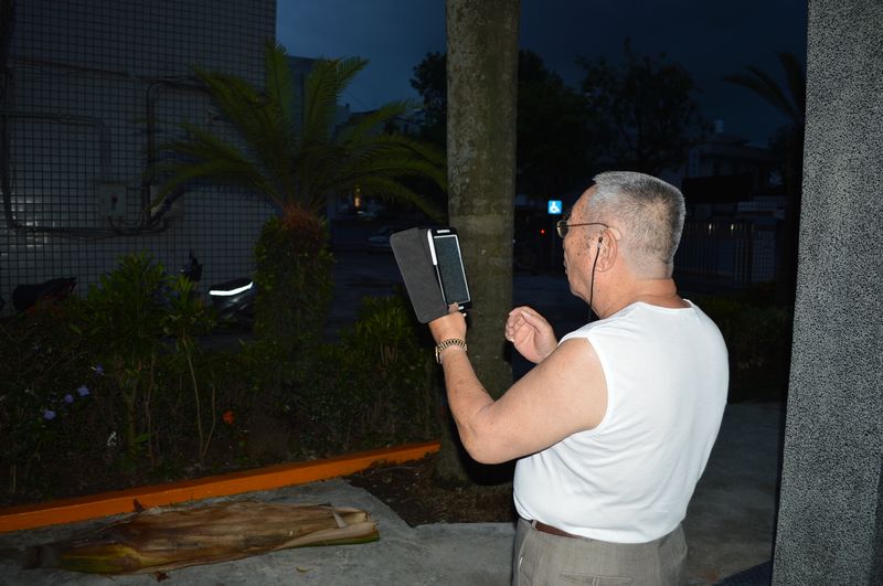 學員操作自己的手機拍照