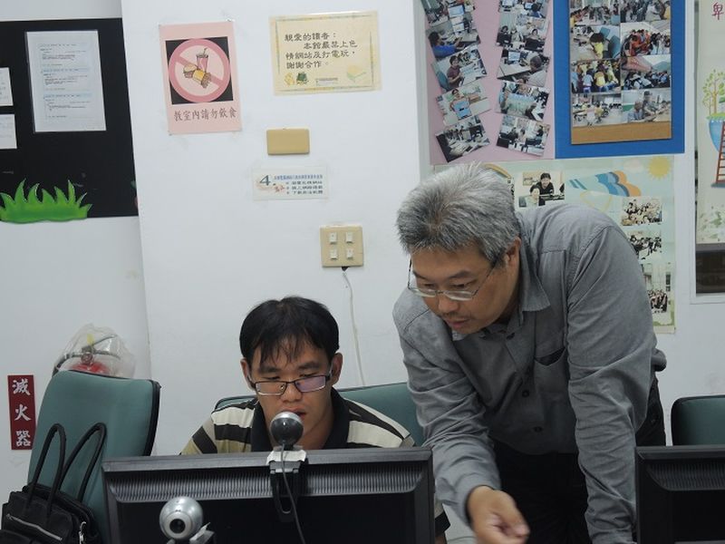 老師教導學員如何在影片中加入文字及音樂