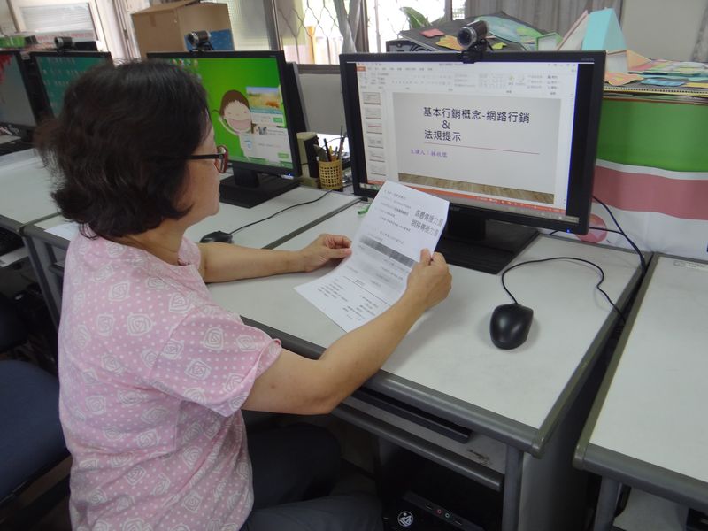 講師授課中，利用臉書也能行銷。