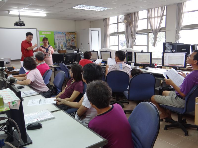 學員們認真聽課，並讓大家都創建粉絲頁做練習。